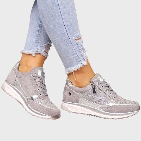 Kristýna - Zamszowe sneakersy z ozdobnymi kamieniami